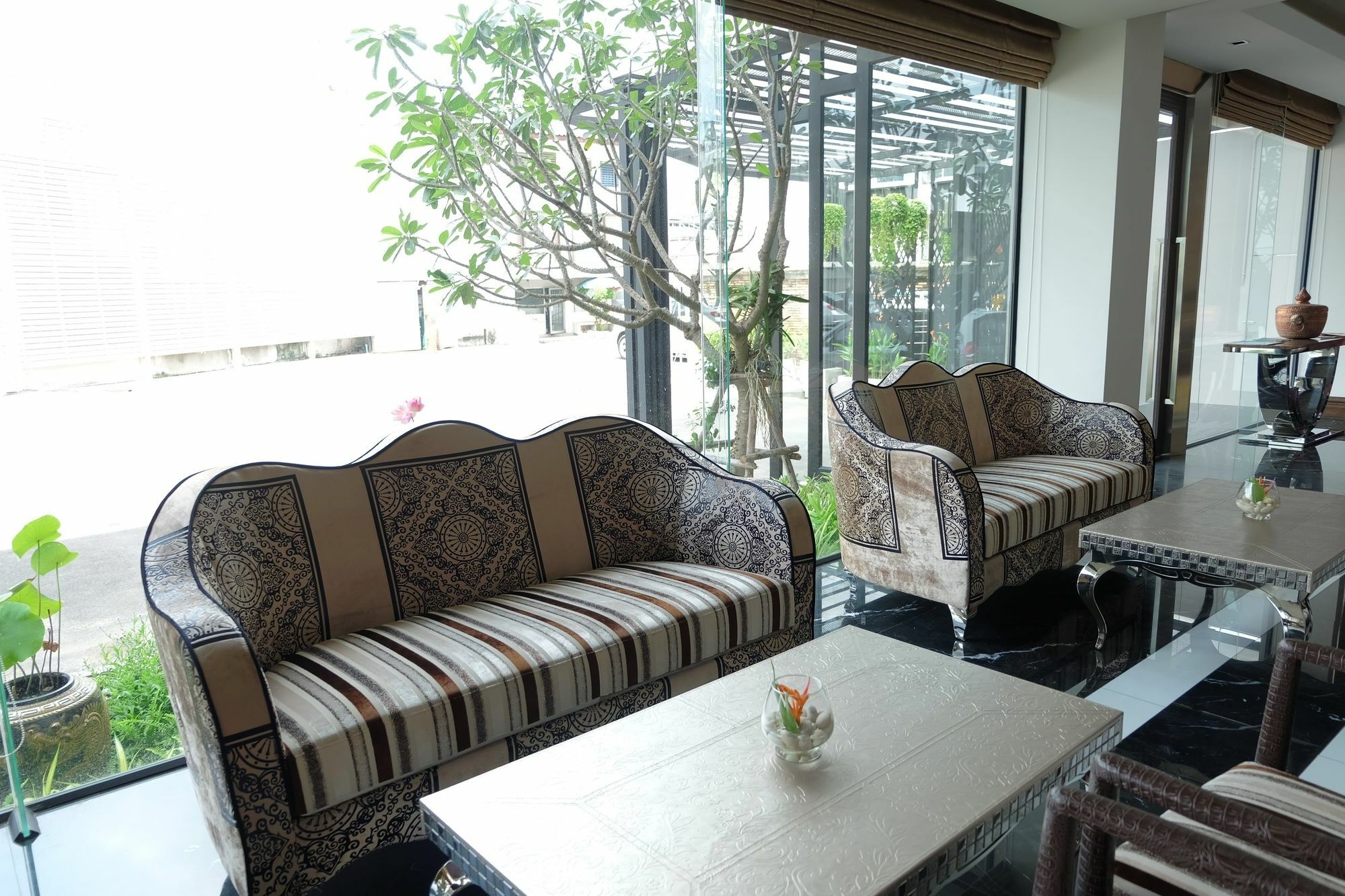 Methavalai Residence Hotel - Sha Extra Plus Bangkok Bagian luar foto